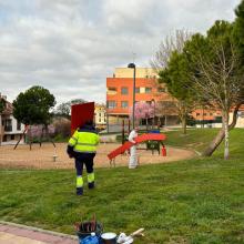 Trabajos de mejora en el parque de calle La Encomienda (Arroyo).