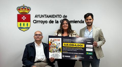 La Asociación de Esclerosis Múltiple recibe el cheque con la donación del Festival Taurino de La Flecha